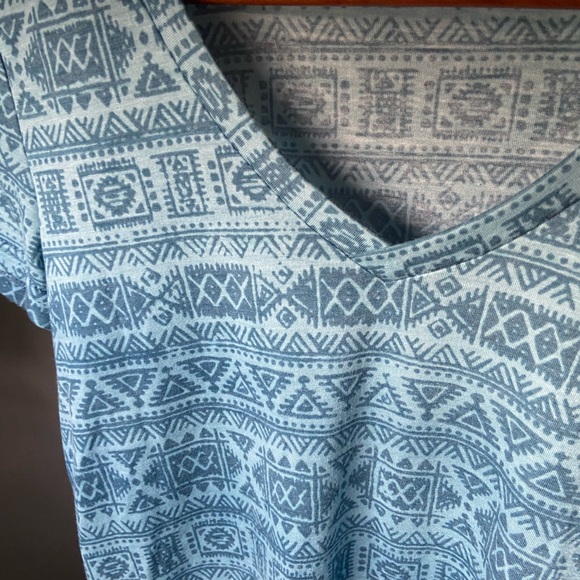 Nordstrom Pattern v neck top 🌻 - Picture 2 of 4